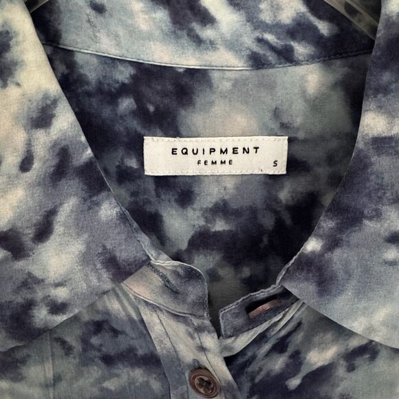 Equipment Femme White Blue Pattern Satin Button Down Shirt Women's Small - Picture 3 of 3